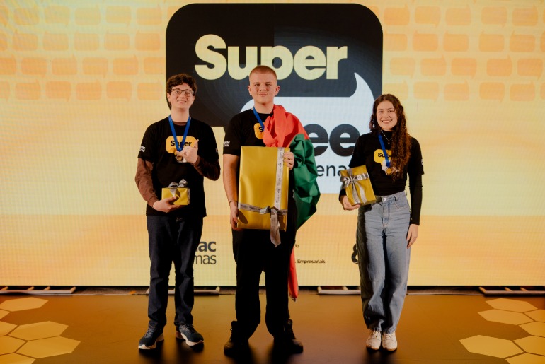 Emoção no palco: Super Bee do Senac-RS reúne estudantes em disputas de soletração e oratória em inglês
