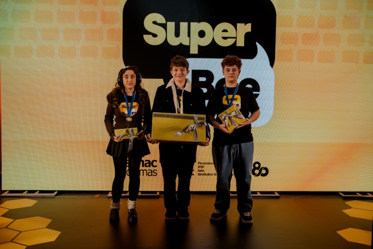 Emoção no palco: Super Bee do Senac-RS reúne estudantes em disputas de soletração e oratória em inglês