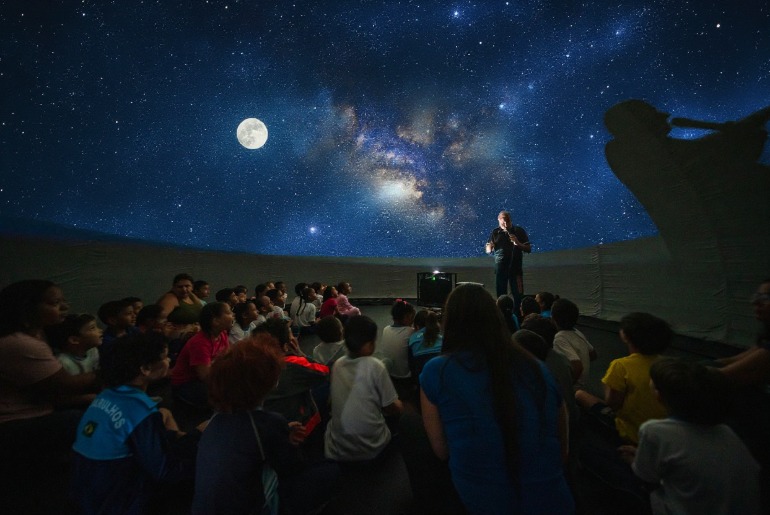 Shopping de Caxias do Sul recebe Planetário Fulldome com experiência imersiva em 360° durante as férias escolares