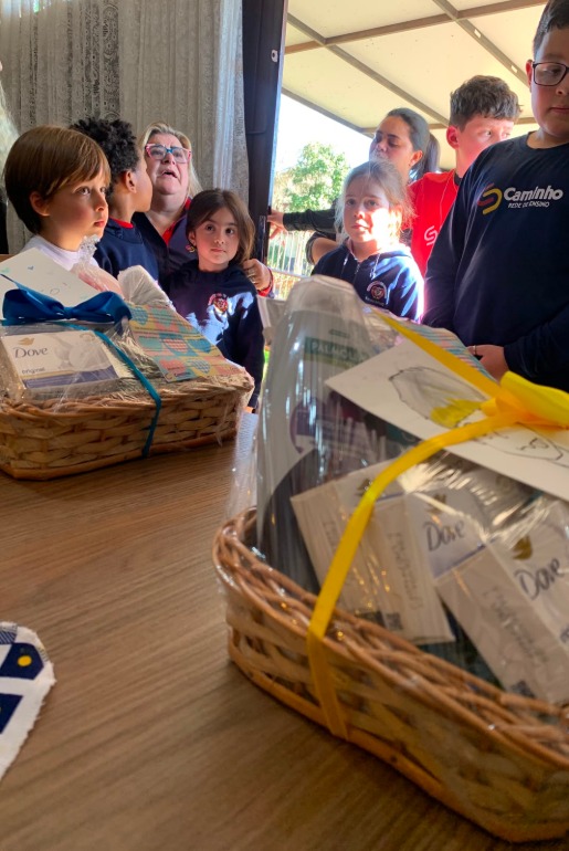Estudantes da Caminho Rede de Ensino levam muito amor e carinho para idosos de Caxias do Sul