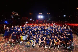 Seleção da Espanha chega à Madri com a taça de Campeã do Mundo nas mãos diante e milhares de torcedores
