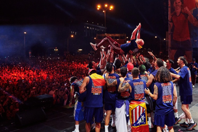 Seleção da Espanha chega à Madri com a taça de Campeã do Mundo nas mãos diante e milhares de torcedores