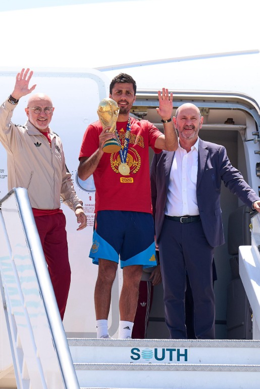 Seleção da Espanha chega à Madri com a taça de Campeã do Mundo nas mãos diante e milhares de torcedores