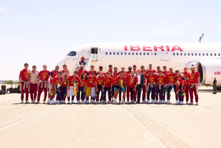 Seleção da Espanha chega à Madri com a taça de Campeã do Mundo nas mãos diante e milhares de torcedores