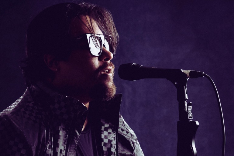 Entre o peso e a reflexão, Abel Capella lança o single "Até Quando?" e amplia o universo de “Fora do Tempo”