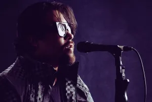 Entre o peso e a reflexão, Abel Capella lança o single "Até Quando?" e amplia o universo de “Fora do Tempo”