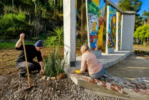 ‘Memórias em Mosaico’ transforma fragmentos da tragédia climática em marco histórico no distrito de Tuiuty, em Bento Gonçalves