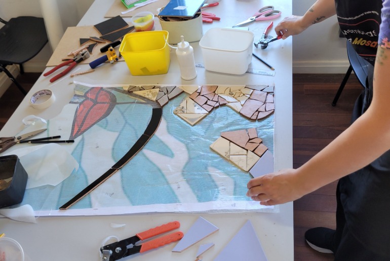 ‘Memórias em Mosaico’ transforma fragmentos da tragédia climática em marco histórico no distrito de Tuiuty, em Bento Gonçalves