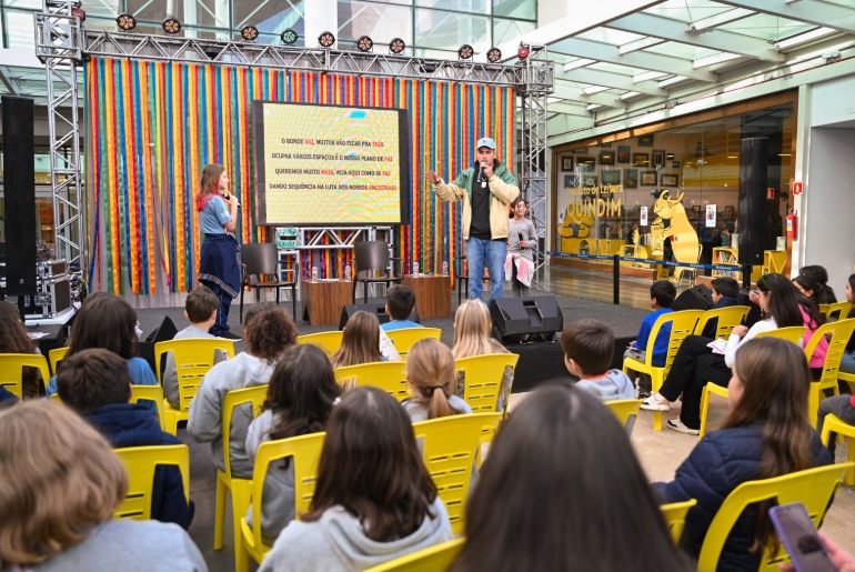 Caravana do Leitor Quindim aproxima estudantes de escolas públicas da literatura