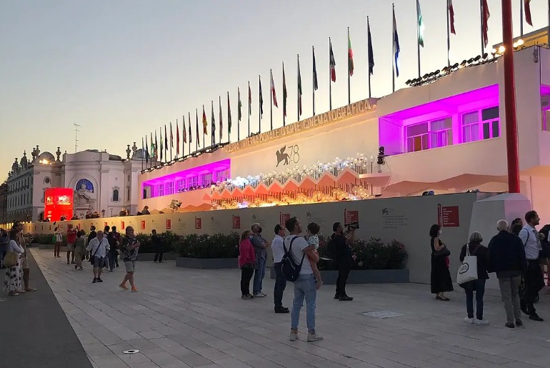 Aprenda como usar a cobertura do Festival de Veneza para acelerar a fluência em inglês