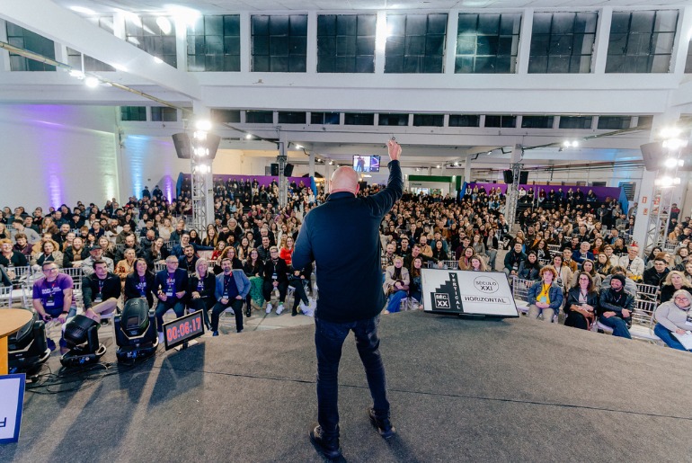 Sapiranga Summit abre programação com inovação, networking e experiências em oito palcos