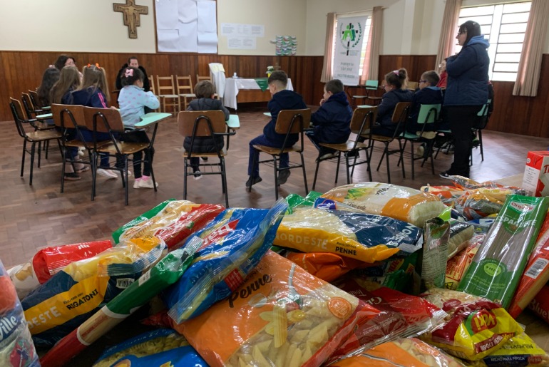 Estudantes da Companhia do Carinho entregam 100 quilos de alimentos arrecadados no projeto das geleias de bergamota