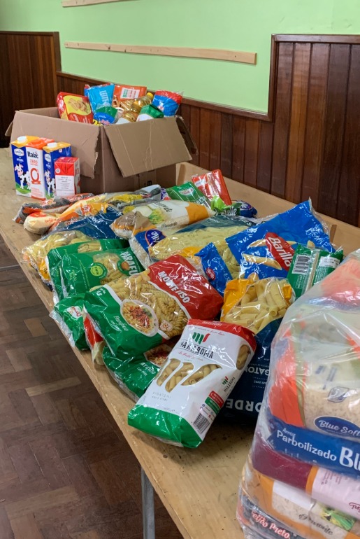Estudantes da Companhia do Carinho entregam 100 quilos de alimentos arrecadados no projeto das geleias de bergamota