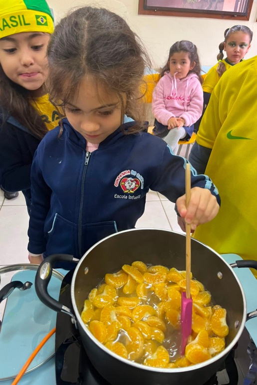 Estudantes da Companhia do Carinho entregam 100 quilos de alimentos arrecadados no projeto das geleias de bergamota