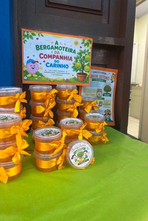 Estudantes da Companhia do Carinho entregam 100 quilos de alimentos arrecadados no projeto das geleias de bergamota