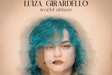 Voz Azul da Nova MPB, Luiza Girardello apresenta World Ablaze, álbum de estreia construído entre Boston e Porto Alegre