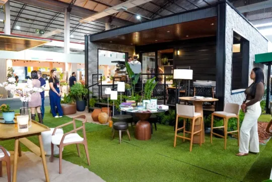 Movelsul Brasil recebe inovação da construção civil: cabana, eletroposto e módulo gourmet prontos para instalar