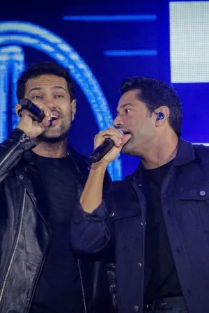  Edy Britto & Samuel anunciam turnê 'Dois Diferentes' com espetáculo renovado