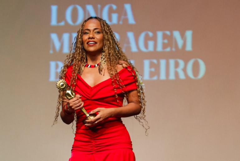 Naruna Costa leva Kikito de Melhor Atriz Coadjuvante no 54º Festival de Cinema de Gramado
