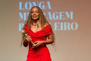Naruna Costa leva Kikito de Melhor Atriz Coadjuvante no 54º Festival de Cinema de Gramado