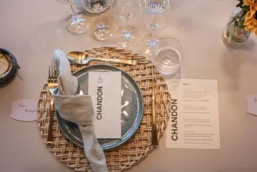A feijoada ganhou borbulhas — e um lugar no calendário mensal da Chandon