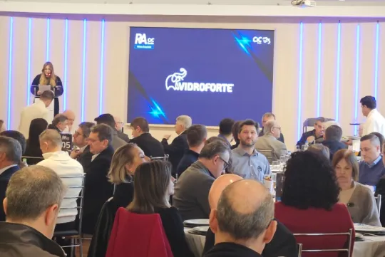 Vidroforte apresenta linha Prisma em Reunião-Almoço da CIC