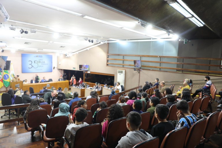 Escola Zélia Rodrigues Furtado é aplaudida em homenagem no Parlamento