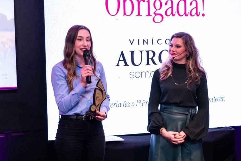 2ª vice-presidente da Cooperativa Vinícola Aurora é homenageada no 1º Prêmio Campo e Batom, da Expointer