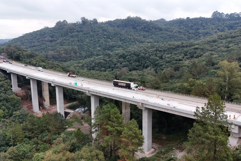 CSG finalizou içamento de vigas no viaduto do bairro Nossa Senhora da Saúde, em Caxias do Sul