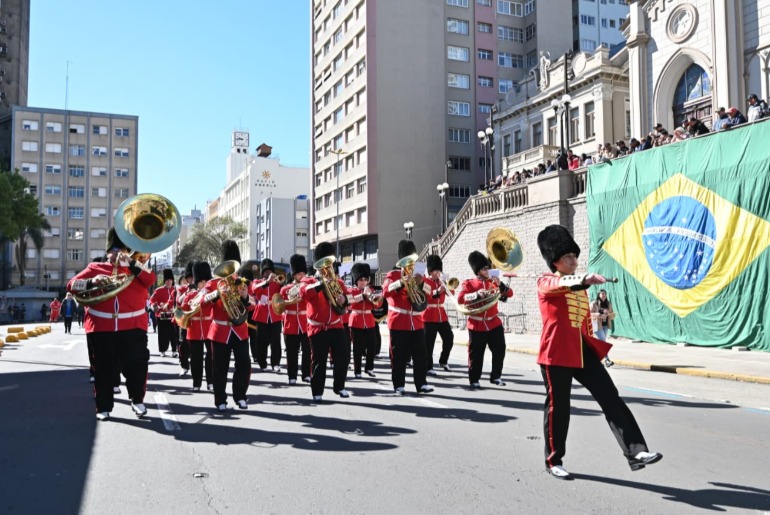 Frio sim, mas é Independência do Brasil, desfile sempre acontece, apesar de poucos alunos na cena
