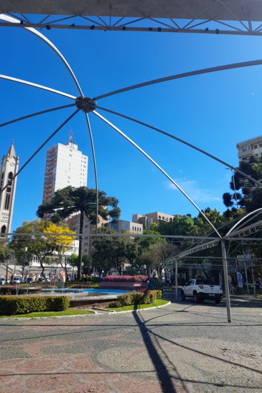Começa a montagem da Feira do Livro na Praça Dante Alighieri
