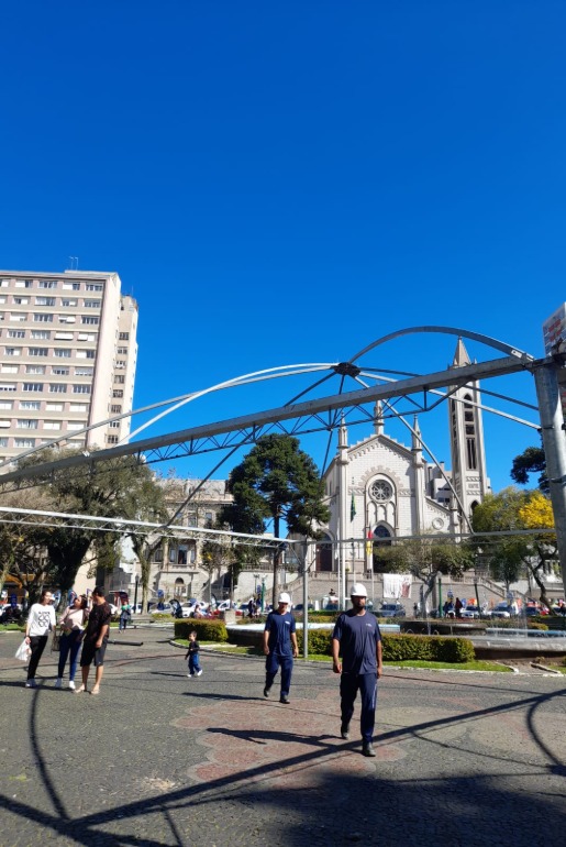 Começa a montagem da Feira do Livro na Praça Dante Alighieri