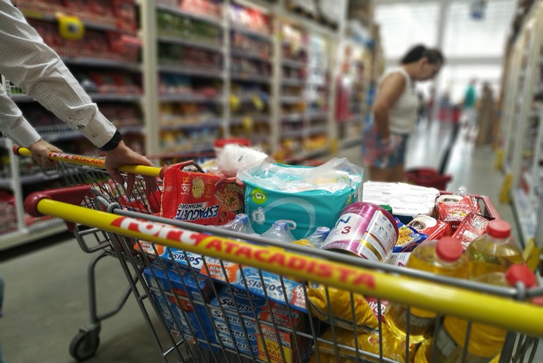 Rede de atacarejo premia clientes e até vizinhos e ONGs com mais de R$ 1 milhão em prêmios