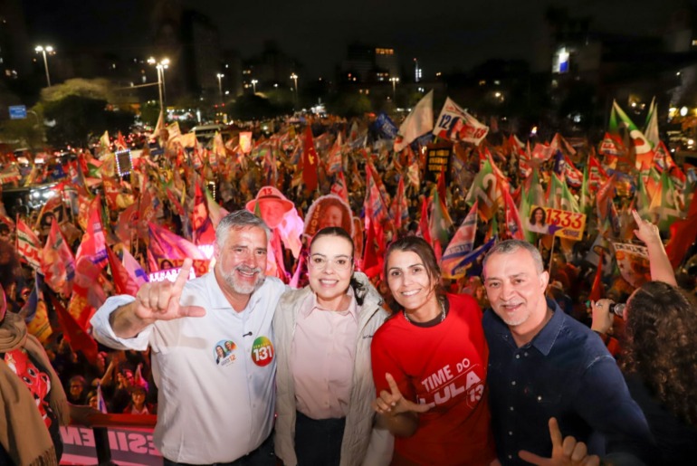 Caminhada Bora Lula com Pimenta reúne milhares em Porto Alegre