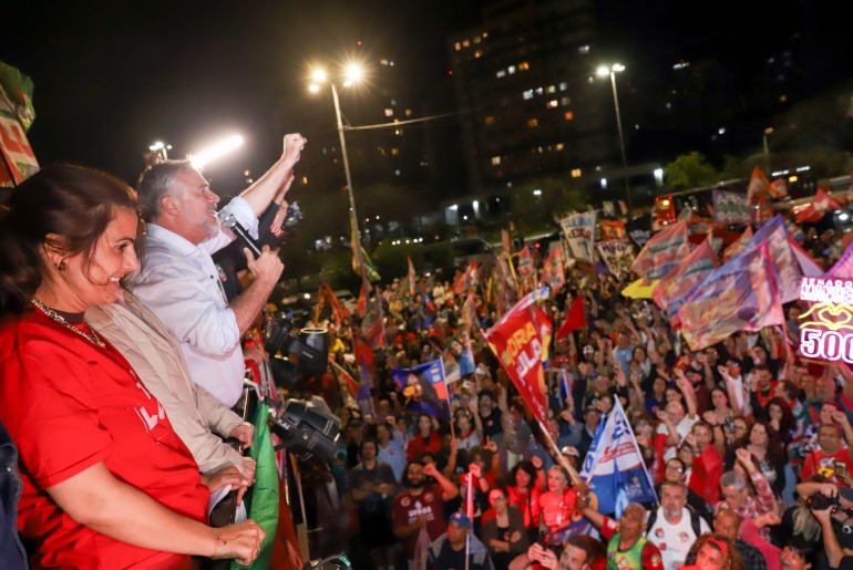 Caminhada Bora Lula com Pimenta reúne milhares em Porto Alegre
