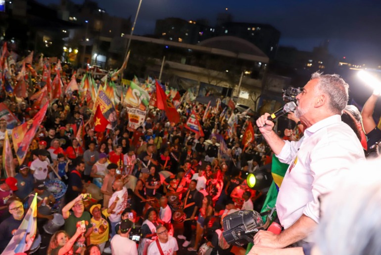 Caminhada Bora Lula com Pimenta reúne milhares em Porto Alegre