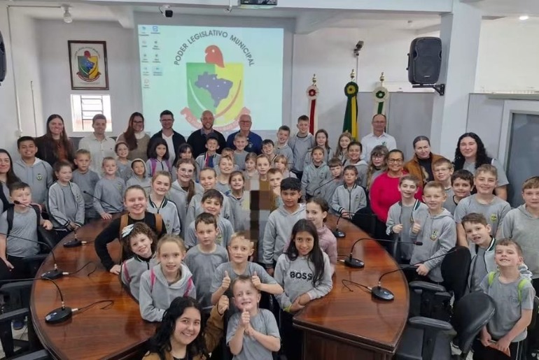 Crianças de escolas públicas de Santa Catarina vão às urnas para aprender sobre cidadania