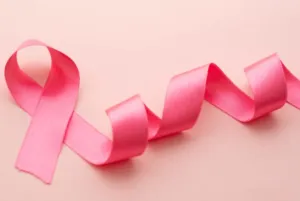 Outubro Rosa pode ir além de campanhas e integrar políticas permanentes de saúde no trabalho