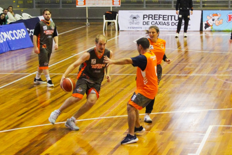 Caxias Basquete inverte os papéis e coloca parceiros em quadra
