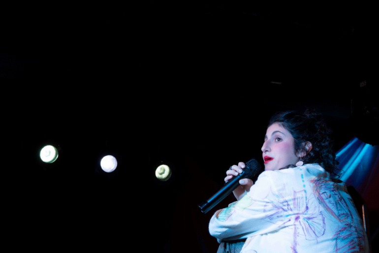 Com sessões esgotadas desde a estreia, “Pra Quem Não me Conhece” prorroga temporada na Casa de Cultura Laura Alvim