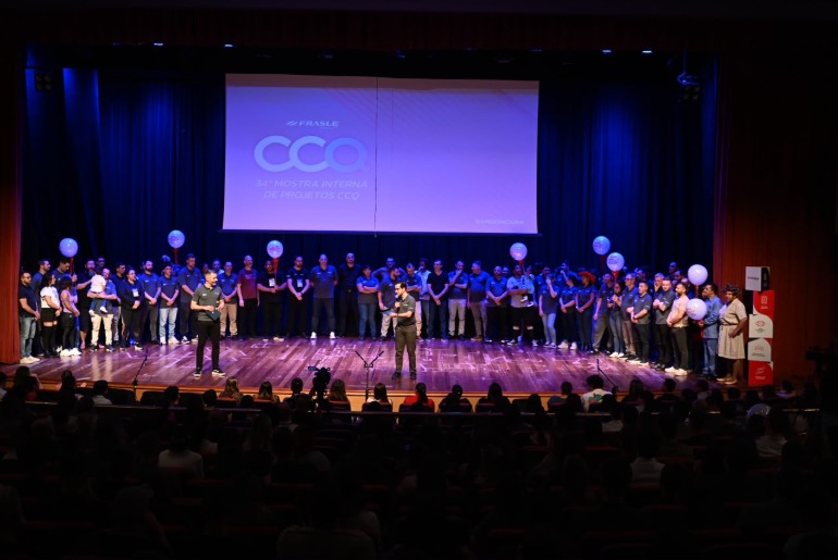 Colaboradores da Frasle Mobility levam inovação ao palco em mostra que transforma melhorias de fábrica em espetáculo teatral