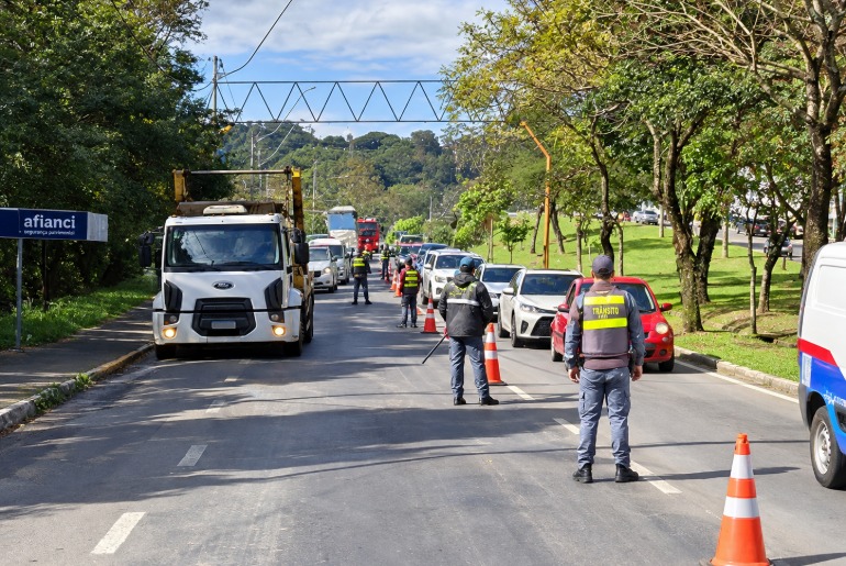 Blitz na Perimetral fiscaliza 92 veículos de carga e recolhe sete