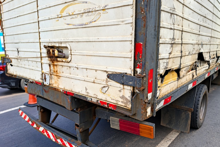 Blitz na Perimetral fiscaliza 92 veículos de carga e recolhe sete