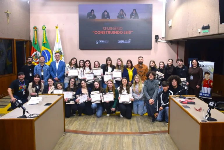 Estudantes do CETEC-UCS apresentam projetos de lei no plenário da Câmara