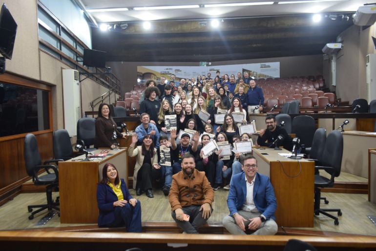Estudantes do CETEC-UCS apresentam projetos de lei no plenário da Câmara