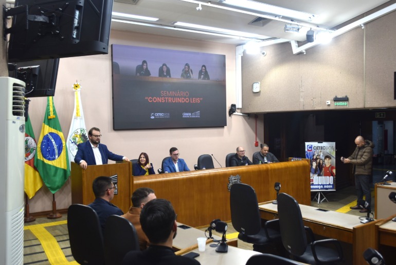 Estudantes do CETEC-UCS apresentam projetos de lei no plenário da Câmara
