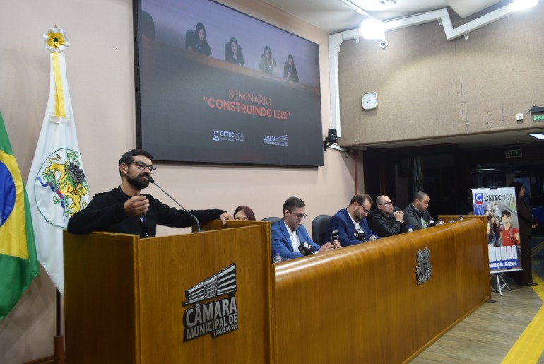 Estudantes do CETEC-UCS apresentam projetos de lei no plenário da Câmara