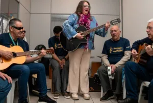 Sem partitura, músicos com deficiência visual formam coral