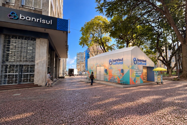 Banrisul Cultural instala biblioteca temporária na Praça da Alfândega